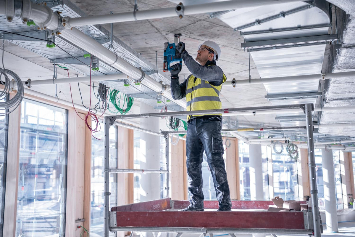 Bosch Professional 18V System Akku Bohrhammer GBH 18V-22 (mit SDS plus, inkl. 2x 4.0Ah Akku, Schnellladegerät GAL 18V-40, L-BOXX)